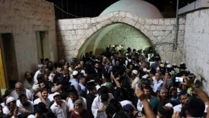 المئات من اليهود الأرثوذكس المتدينين يصلون بالقرب من قبر يوسف في مدينة نابلس بالضفة الغربية، 10 يونيو، 2013. (Yaakov Naumi/Flash90)