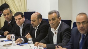 أعضاء قي "القائمة العربية المشتركة" خلال إجتماع مع الرئيس رؤوفين ريفلين في مقر إقمة الرئيس في القدس، 22 مارس، 2015. (Yonatan Sindel/Flash90)