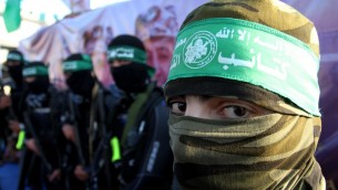 احد اعضاء وحدة قوات بحرية في كتائب عز الدين القسام، الجناح العسكري لحركة حماس، خلال مسيرة في رفح، جنوب قطاع غزة، 13 يوليو 2015 (Abed Rahim Khatib/Flash90)