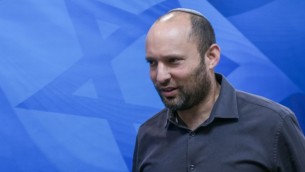 وزير التربية والتعليم نفتالي بينيت عند وصوله إلى الجلسة الأسبوعية للحكومة في مكتب رئيس الوزراء في القدس، 20 سبتمبر، 2015. (Ohad Zwigenberg/POOL)