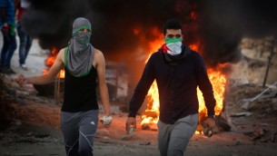 فلسطينيون يرشقون الحجارة خلال مواجهات مع قوات الامن الإسرائيلية بالقرب من حاجز حزمة في الضفة الغربية، 30 سبتمبر 2015 (Flash90)