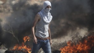 متظاهر فلسطيني خلال تظاهرة في مدينة رام الله بالضفة الغربية، الإثنين، 5 أكتوبر، 2015. (Photo by Flash90)