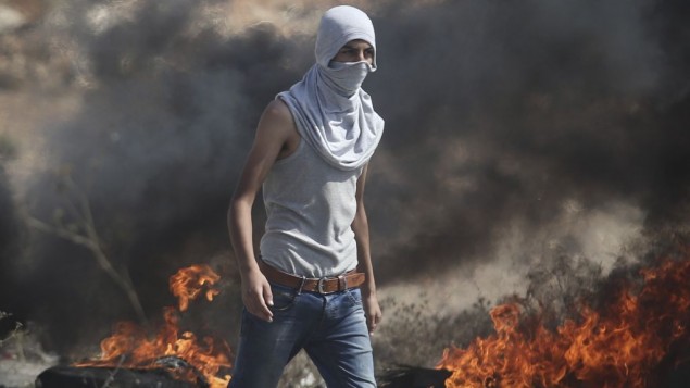 متظاهر فلسطيني خلال تظاهرة في مدينة رام الله بالضفة الغربية، الإثنين، 5 أكتوبر، 2015. (Photo by Flash90) متظاهر فلسطيني خلال تظاهرة في مدينة رام الله بالضفة الغربية، الإثنين، 5 أكتوبر، 2015. (Photo by Flash90)
