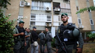 قوات الأمن امام مبنى سكني في مدينة كيريات غات الجنوبية حيث فر رجل فلسطيني طعن جندي اسرائيلي بعد الاستيلاء على سلاحه، 7 اكتوبر 2015 (FLASH90)