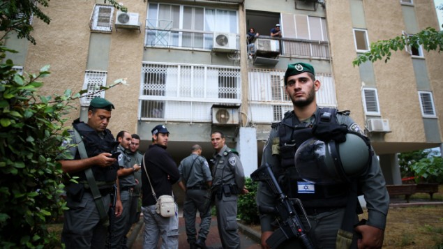 قوات الأمن امام مبنى سكني في مدينة كيريات غات الجنوبية حيث فر رجل فلسطيني طعن جندي اسرائيلي بعد الاستيلاء على سلاحه، 7 اكتوبر 2015 (FLASH90)