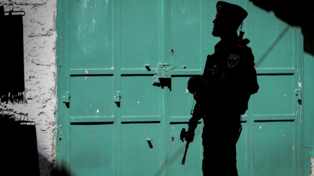 شرطي من عناصر حرس الحدود في شارع في شارع "طريق الآلام" في الحي الإسلامي للبلدة القديمة في القدس، 8 أكتوبر، 2015. (Yossi Zamir/Flash90) شرطي من عناصر حرس الحدود في شارع في شارع "طريق الآلام" في الحي الإسلامي للبلدة القديمة في القدس، 8 أكتوبر، 2015. (Yossi Zamir/Flash90)
