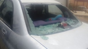 الزجاج المحطم لمركبة إسرائيلية بعد رشقها بالحجارة على يد فلسطينيين بالقرب من مستوطنة ’تكواع’ في الضفة الغربية، 7 أكتوبر، 2015. (Courtesy)