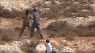 صورة شاشة من فيديو يظهر ناشط يميني متطرف ملثم يهاجم مدير جمعية ’حاخامات لحقوق الإنسان’ وهو يحمل سكين (YouTube)