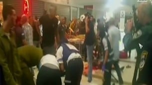 قوات الاغاثة تسعف المصابين بعد هجوم اطلاق النار في بئر السبع 18 اكتوبر 2015 (صورة شاشة)