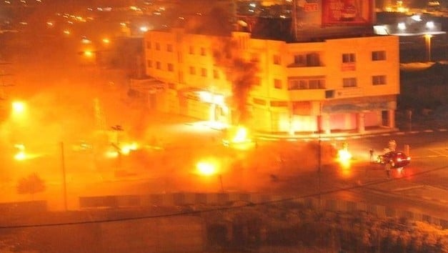 صورة شاشة لتصوير للنيران المشتعلة في قبر يوسف بالقرب من نابلس، 16 اكتوبر 2015 صورة شاشة لتصوير للنيران المشتعلة في قبر يوسف بالقرب من نابلس، 16 اكتوبر 2015