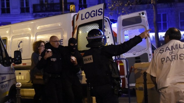 الشرطة الفرنسية امام مسرح باتاكلان في باريس، 13 نوفمبر 2015 (DOMINIQUE FAGET / AFP)