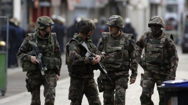 جنود فرنسيين خلال مداهمة في سان دوني بضاحية باريس الشمالية لشقة فيها افراد في الخلية التي نفذت اعتداءات باريس، 18 نوفمبر 2015 (KENZO TRIBOUILLARD / AFP)