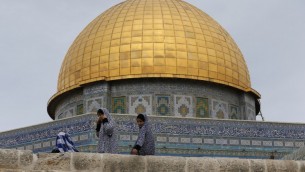 فتيات فلسطينيات يجلسن امام قبة الصخرة في الحرم القدسي، 23 اكتوبر 2015 (AFP/Ahmad Gharabli)