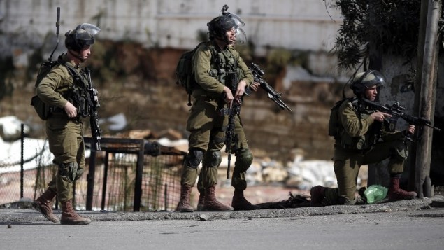القوات الإسرائيلية تقف في شارع خلال مواجهات مع محتجين فلسطينيين في مدينة الخليل بالضفة الغربية، 30 أكتوبر، 2015. (AFP/Thomas Coex)
(AFP/Thomas Coex) القوات الإسرائيلية تقف في شارع خلال مواجهات مع محتجين فلسطينيين في مدينة الخليل بالضفة الغربية، 30 أكتوبر، 2015. (AFP/Thomas Coex)
(AFP/Thomas Coex)