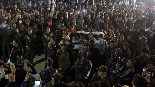 (ارشيف) فلسطينيون يشاركون بتشييع جثمانين من اصل خمسة سلمتهم اسرائيل، 30 اكتوبر 2015 (AFP PHOTO / HAZEM BADER)