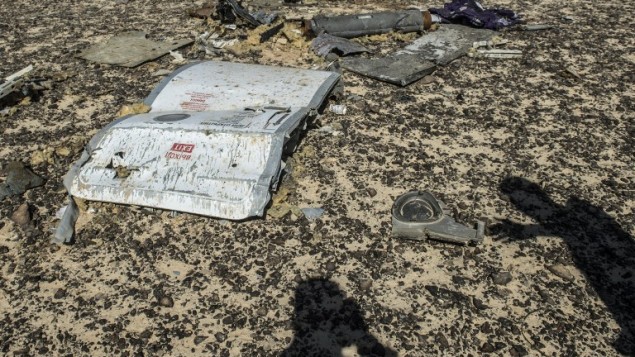 حطام طائرة الركاب A321 الروسية بعد يوم من تحطمها في وادي الظلمات، وهي منطقة جبلية في شبه جزيرة سيناء، 1 نوفمبر، 2015. (AFP PHOTO / KHALED DESOUKI)