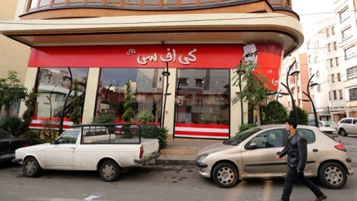 مطعم ’كاي اف سي حلال’ الذي تم اغلاقه في طهران، 3 نوفمبر 2015 (AFP) مطعم ’كاي اف سي حلال’ الذي تم اغلاقه في طهران، 3 نوفمبر 2015 (AFP)