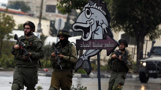 قوات اسرائيلية  في الخليل، 6 نوفمبر 2015 (AFP PHOTO / AHMAD GHARABLI)