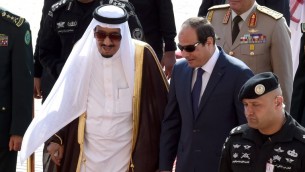 العاهل السعودي سلمان بن عبد العزيز يستقبل الرئيس المصري عبد الفتاح السيسي في القمة الرابعة للدول العربية ودول اميركا اللاتينية في الرياض، 10 نوفمبر 2015 (FAYEZ NURELDINE / AFP)