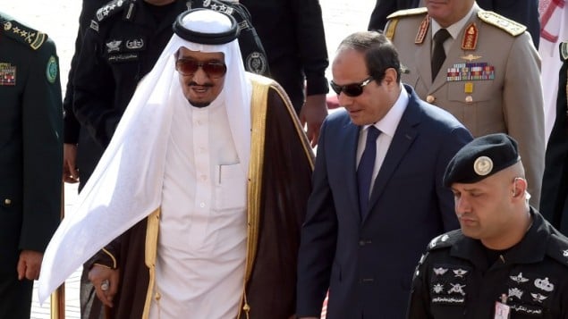العاهل السعودي سلمان بن عبد العزيز يستقبل الرئيس المصري عبد الفتاح السيسي في القمة الرابعة للدول العربية ودول اميركا اللاتينية في الرياض، 10 نوفمبر 2015 (FAYEZ NURELDINE / AFP)