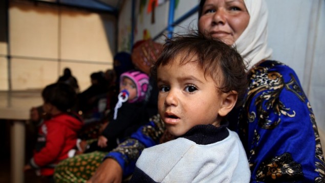 نساء وأطفال يحضرون يحضرون دورة حول تنظيم الاسرة في مخيم لاجئين في لبنان، 15 نوفمبر 2015 (JOSEPH EID / AFP)