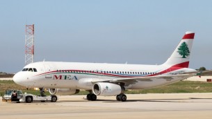 طائرة تابعة لشركة طيران الشرق الاوسط في مطار رفيق الحريري الدولي في بيروت، 21 نوفمبر 2015 (ANWAR AMRO / AFP)