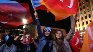 مؤيدو حزب "العدالة والتنمية" التركي (AKP) يحتفلون خارج مقر الحزب في أنقرة بعد ظهور النتائج الأولية في الإنتخابات االتشريعية التركية في 1 نوفمبر، 2015. (AFP PHOTO / ADEM ALTAN)