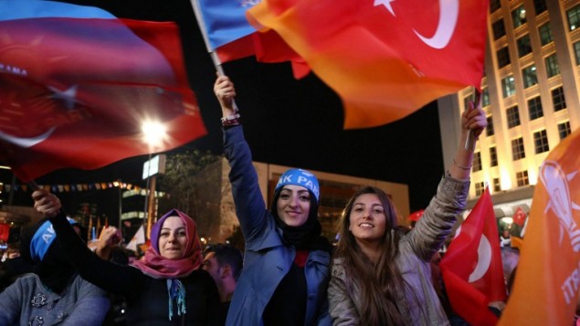 مؤيدو حزب "العدالة والتنمية" التركي (AKP) يحتفلون خارج مقر الحزب في أنقرة بعد ظهور النتائج الأولية في الإنتخابات االتشريعية التركية في 1 نوفمبر، 2015. (AFP PHOTO / ADEM ALTAN)