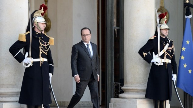 الرئيس الفرنسي فرانسوا هولاند امام قصر الاليزي في باريس، 15 نوفمبر 2015 (STEPHANE DE SAKUTIN / AFP)