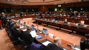 وزراء الداخلية والعدل الأوروبيين يشاركون في مؤتمر طارئ لمجلس الداخلية والعدل في أعقاب إعتداءات باريس، في المجلس الأوروبي في بروكسل، 20 نوفمبر، 2015. (AFP PHOTO  / EMMANUEL DUNAND)