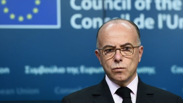 وزير الداخلية الفرنسي برنار كازنوف خلال اجتماع طارىء في بروكسل مع نظرائه الاوروبيين لتنسيق الرد على التهديد الارهابي، 20 نوفمبر 2015 (EMMANUEL DUNAND / AFP)