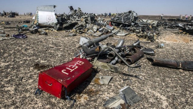 حطام الطائرة الروسية التي سقطت في شبه جزيرة سيناء، 1 توفمبر 2015 (KHALED DESOUKI / AFP)