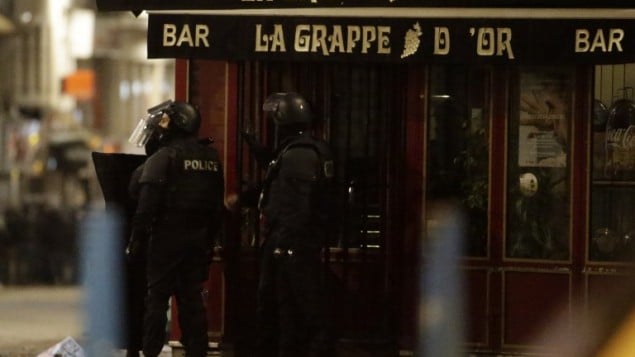 عملية للشرطة في سان دوني بضاحية باريس الشمالية، 18 نوفمبر 2015 (KENZO TRIBOUILLARD / AFP)
