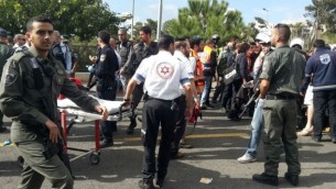 مسعفون في موقع الهجوم في المنطقة الصناعية شاعر بينيامين بالضفة الغربية، 6 نوفمبر، 2015. (نجمة داوود الحمراء)