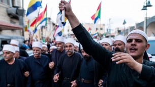 دروز إسرائيليون يلوحون بالأعلام خلال تظاهرة بلدة يركا، دعما لدروز سوريا، 14 يونيو، 2015 (Basel Awidat/Flash90)