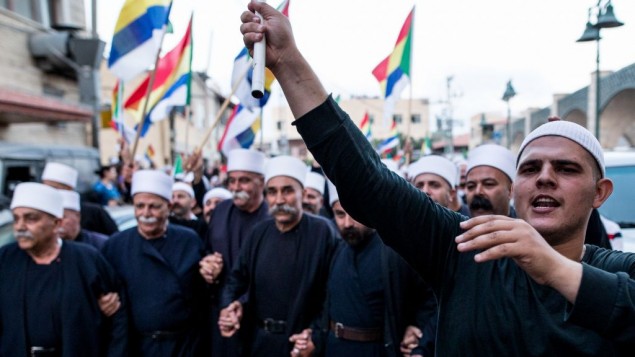 دروز إسرائيليون يلوحون بالأعلام خلال تظاهرة بلدة يركا، دعما لدروز سوريا، 14 يونيو، 2015 (Basel Awidat/Flash90)