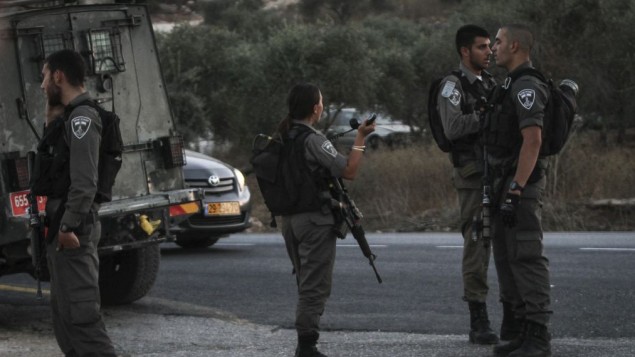 صورة توضيحية لعناصر حرس الحدود في مفرق تبواح بالقرب من نابلس، 15 أغسطس، 2015. (Flash90) صورة توضيحية لعناصر حرس الحدود في مفرق تبواح بالقرب من نابلس، 15 أغسطس، 2015. (Flash90)
