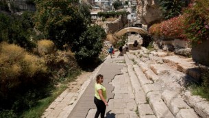 زوار في "مدينة دادوود" في حي سلوان في القدس الشرقية، 31 أغسطس، 2015. (Yonatan Sindel/Flash90)