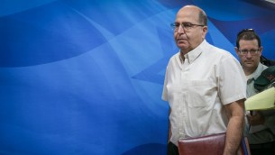 وزير الدفاع موشيه يعالون يصل جلسة الحكومة الاسبوعية في القدس، 6 سبتمبر 2015 (Ohad Zwigenberg)