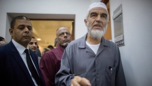 الشيخ رائد صلاح في النحكمة المركزية في القدس، 14 اكتوبر 2015 (Yonatan Sindel/Flash90)