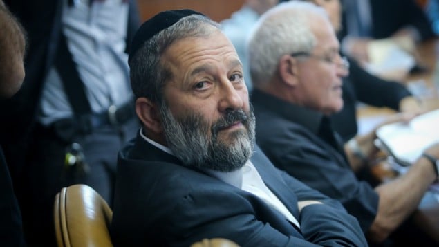 وزير الاقتصاد ارييه درعي في القدس، 25 اكتوبر 2015 (Alex Kolomoisky/POOL)