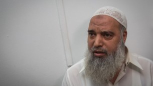 الشيخ خالد المغربي في محكمة الصلح في القدس بعد إعتقاله بشبهة التحريض ضد الإسرائيليين واليهود، 4 نوفمبر، 2015. (Hadas Parush/Flash90)