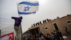 محتجون يقفون على سطح كنيس "أييليت هشاحر" في مستوطنة "جفعات زئيف" بالضفة الغربية، شمال القدس، 4 نوفمبر، 2015. (Yonatan Sindel/Flash90)