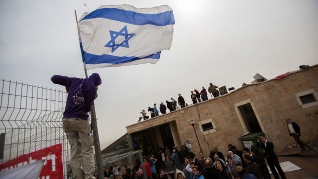 محتجون يقفون على سطح كنيس "أييليت هشاحر" في مستوطنة "جفعات زئيف" بالضفة الغربية، شمال القدس، 4 نوفمبر، 2015. (Yonatan Sindel/Flash90) محتجون يقفون على سطح كنيس "أييليت هشاحر" في مستوطنة "جفعات زئيف" بالضفة الغربية، شمال القدس، 4 نوفمبر، 2015. (Yonatan Sindel/Flash90)
