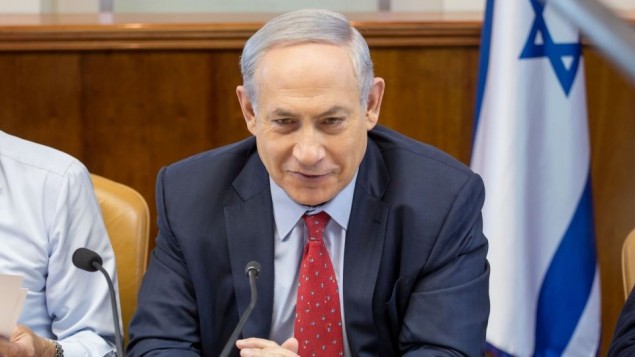 رئيس الوزراء بنيامين نتنياهو خلال الجلسة الاسبوعية للحكومة في مكتب رئيس الوزراء في القدس، 15 نوفمبر 2015 (Emil Salman/POOL)