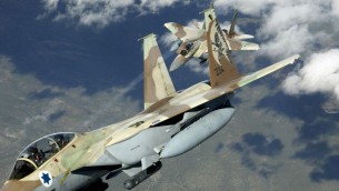 صورة توضيخية لطائرتي راعام اف-15 تابعتين لسلاح الجو الإسرائيلي خلال تدريبات على مناورات جوية. (TSGT Kevin J. Gruenwald, USAF/Wikipedia)