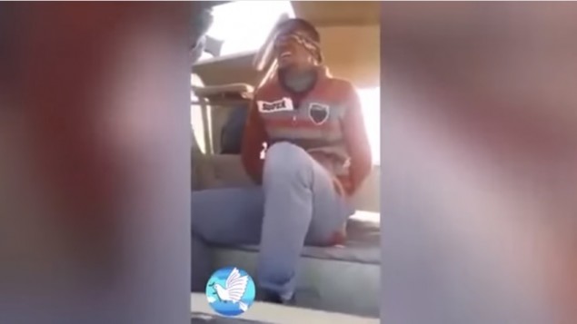 صورة شاشة من شريط فيديو انتشر عبر الانترنت يظهر مقاتل في تنظيم الدولة الإسلامي يبكي بعد احتجازه من قبل مقاتلين اكراد (YouTube screenshot)