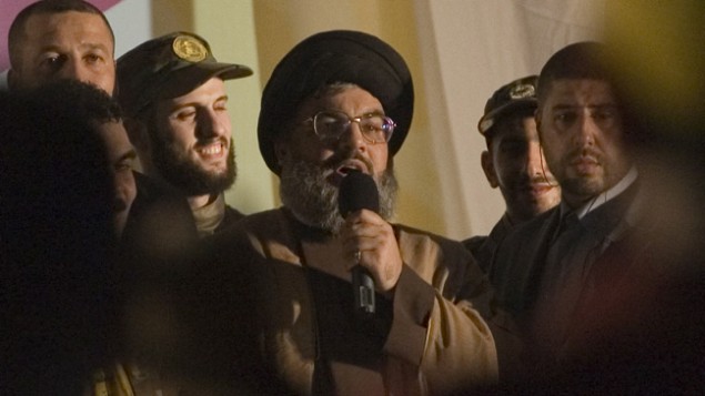 الأمين العام لحزب الله حسن نصر الله، في الوسط، يتحدث أمام جمهور في ظهور علني نادر في 16 يوليو، 2008. (photo credit: Ferran Queved/flash90) الأمين العام لحزب الله حسن نصر الله، في الوسط، يتحدث أمام جمهور في ظهور علني نادر في 16 يوليو، 2008. (photo credit: Ferran Queved/flash90)