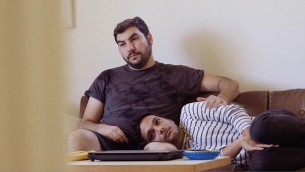 الفلسطيني خضر أبو سيف (القميص المخطط) مع شريكه اليهودي، دافيد، في فيلم ’Oriented’ للمخرج والمنتج البريطاني جيك ويتزنفيلد، الذي يروي  قصة ثلاثة شبان فلسطينيين مثليين في تل أبيب . (courtesy)