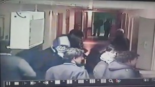 صورة شاشة من تصوير كاميرا مراقبة يدعي انه يظهر الجنود الإسرائيليين المستعربين في المستشفى في الخليل، 12 نوفمبر 2015 (screen capture: YouTube)